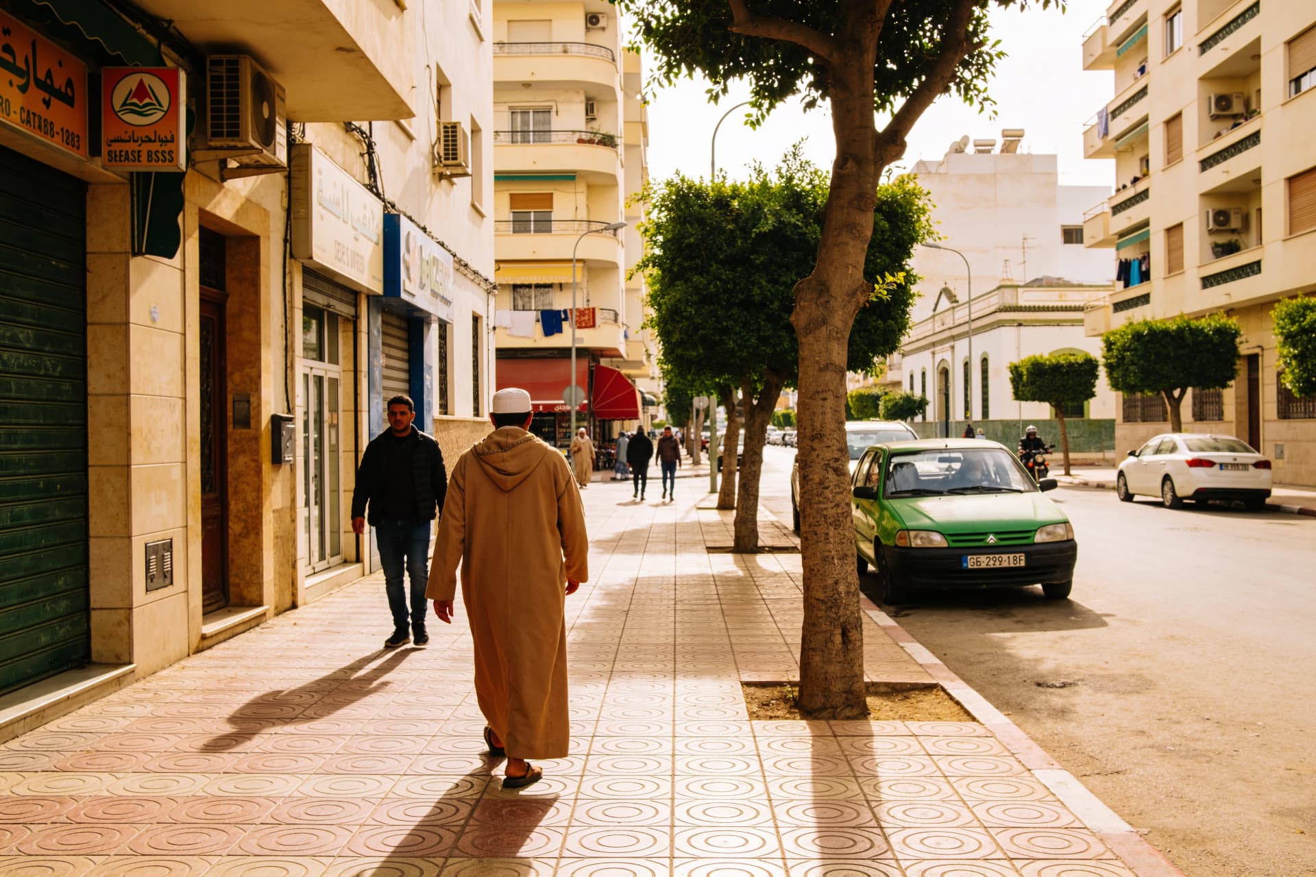 Trottoir arboré d'une rue résidentielle de Casablanca en fin de journée