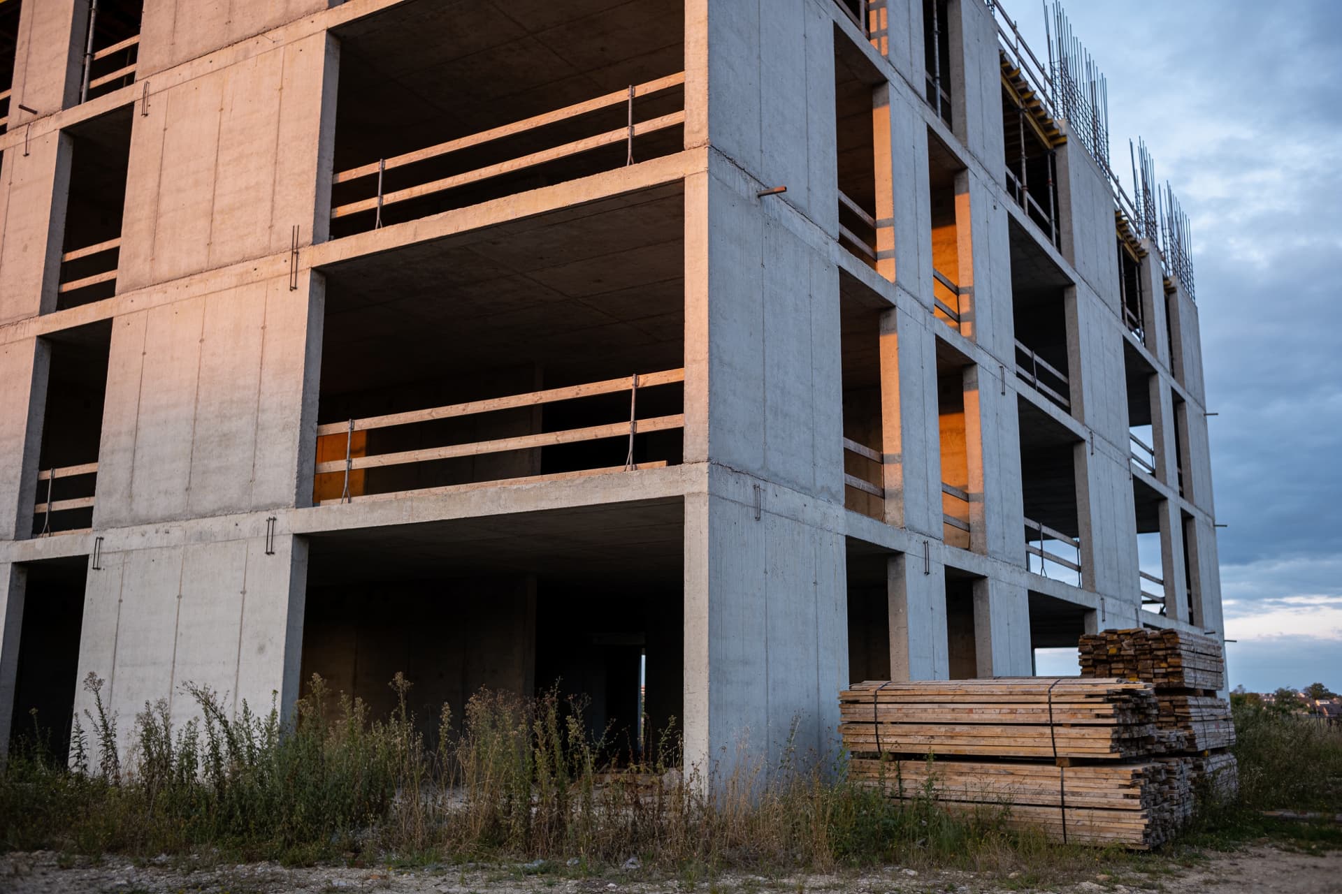 Immeuble en béton laissé en chantier au crépuscule
