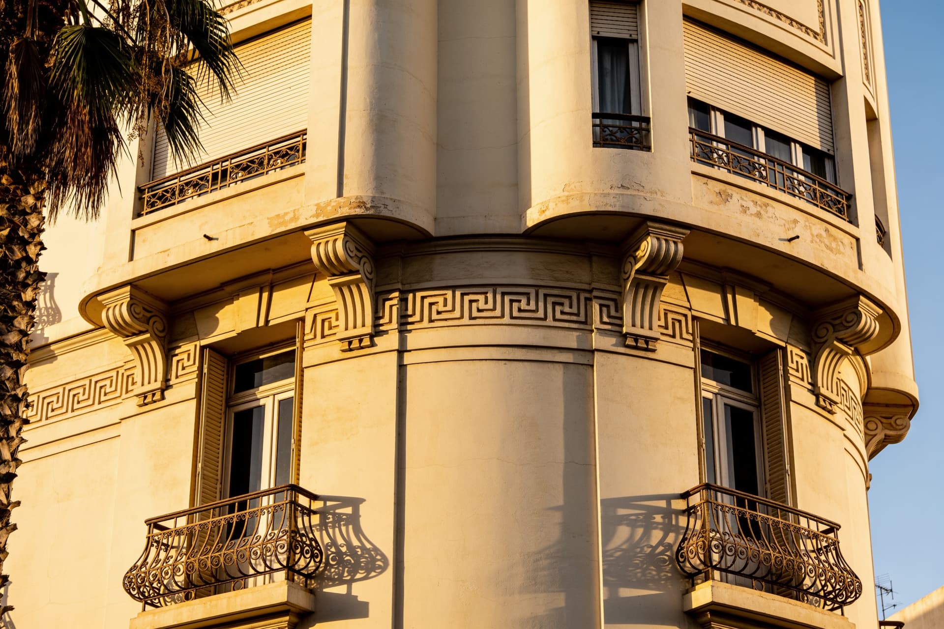 Détail d'un balcon Art déco courbe à Casablanca sous le soleil