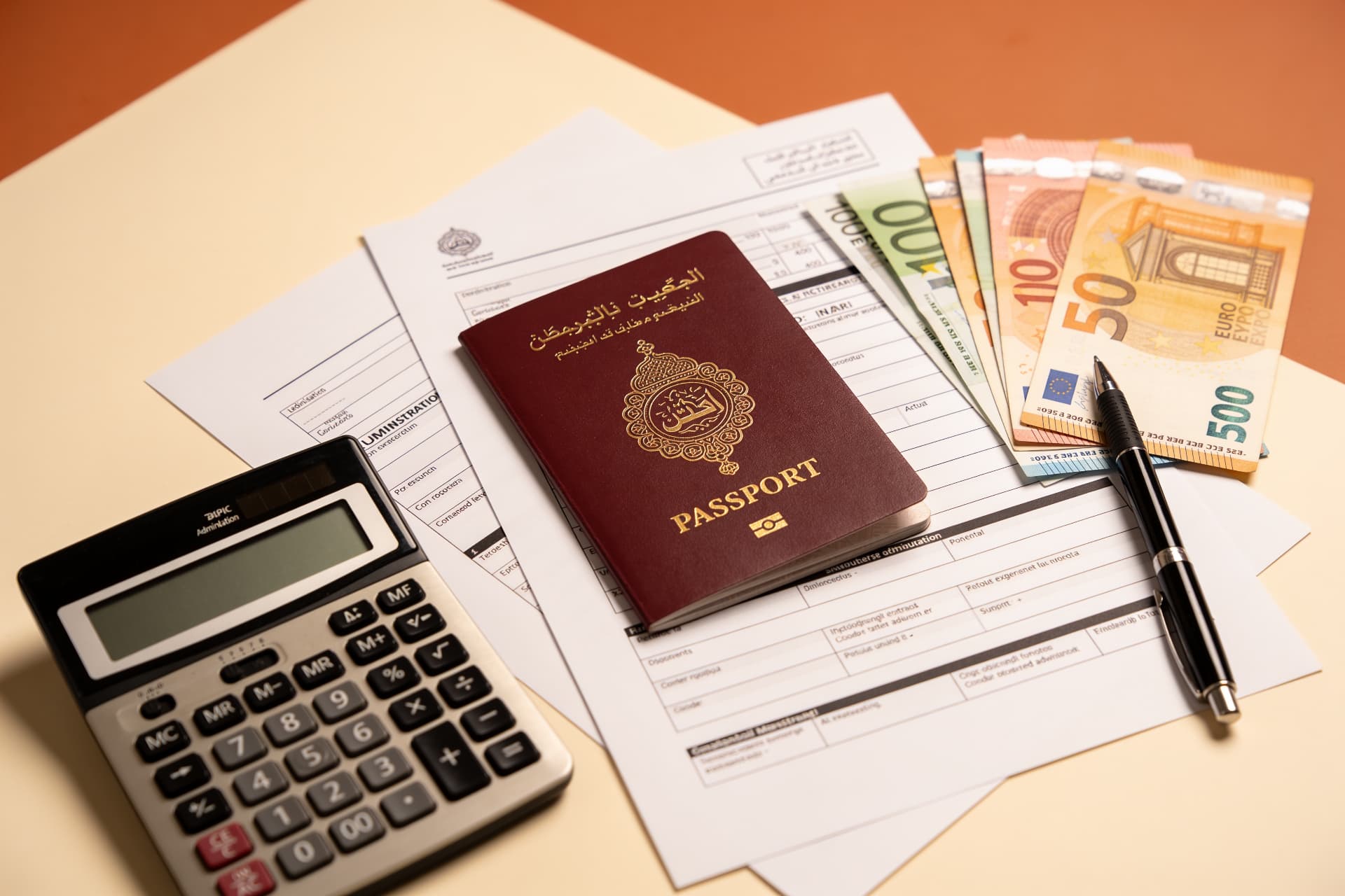 Passeport marocain, formulaires fiscaux, calculatrice et billets en euros
