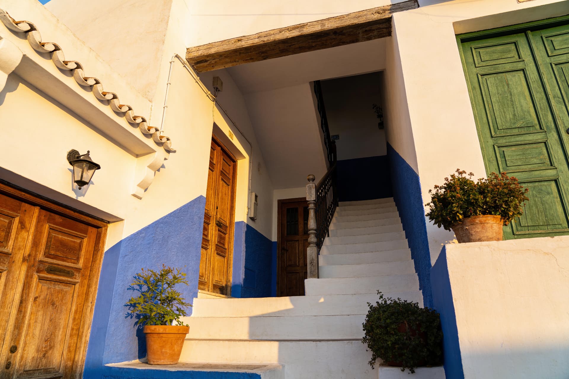 Ruelle blanche et bleue de la kasbah des Oudayas à Rabat