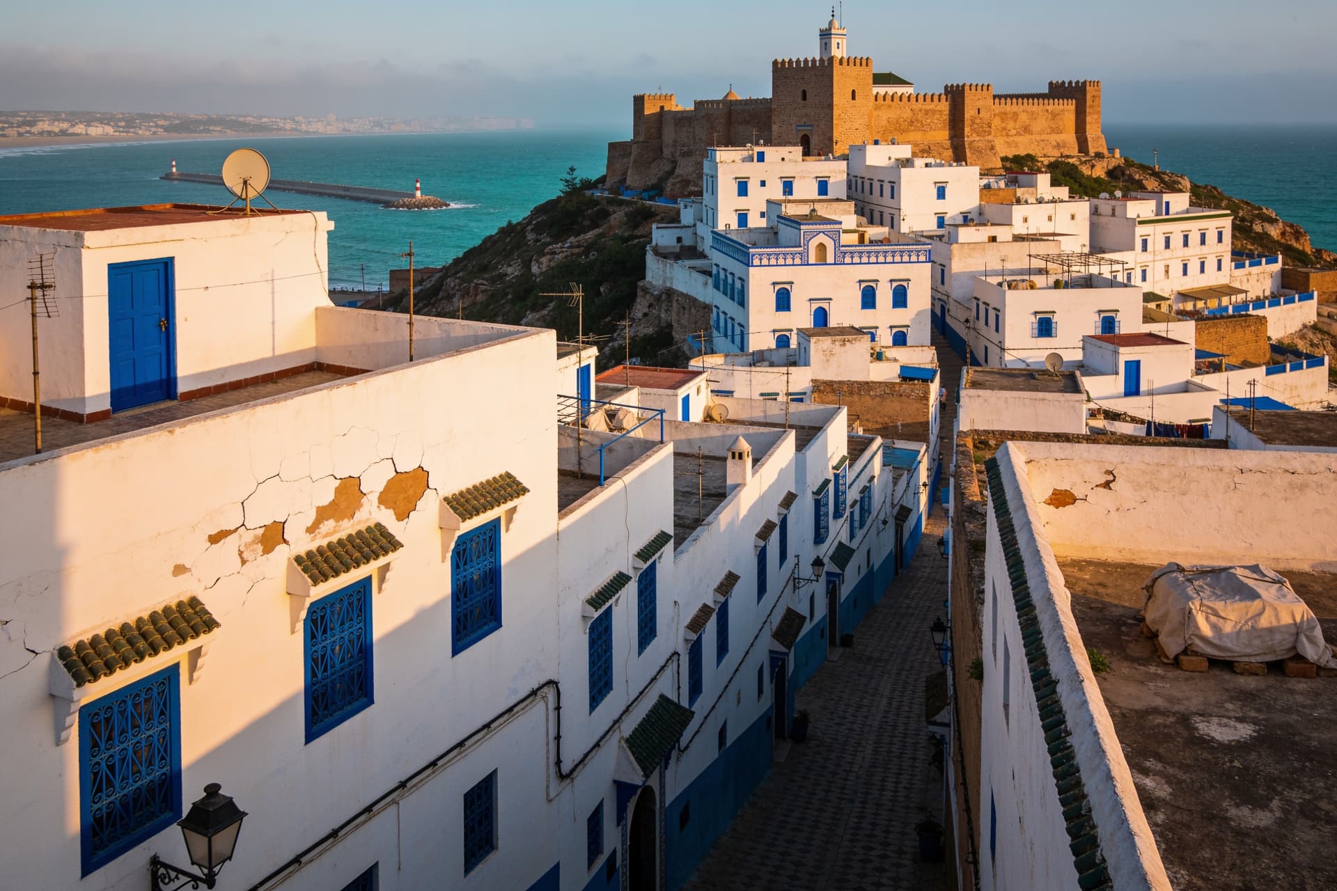 Maisons blanches et kasbah de Tanger dominant le détroit
